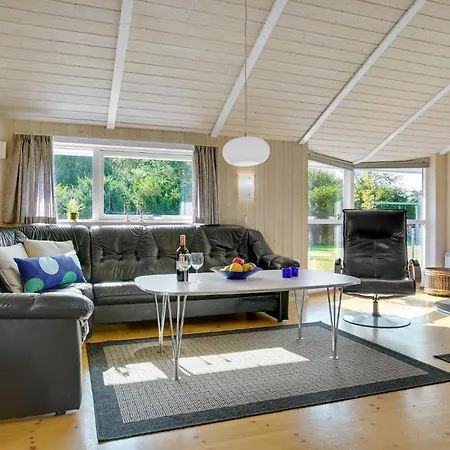 Three-bedroom In Asnas * Asnæs